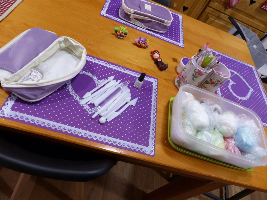 Atelier et outils de modelage en porcelaine froide