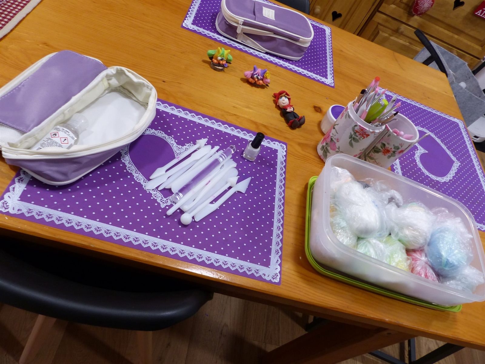 Atelier et outils de modelage en porcelaine froide