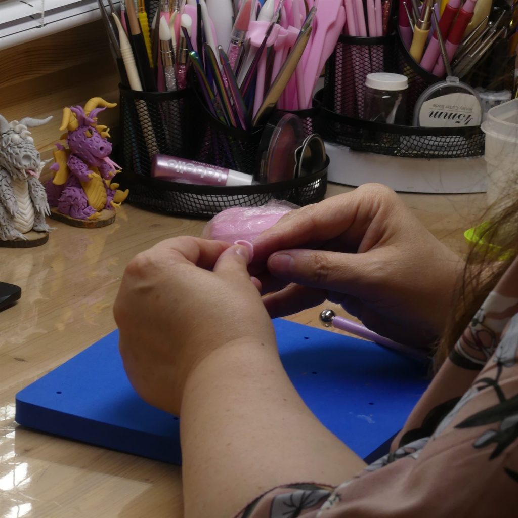 Atelier et outils de modelage en porcelaine froide