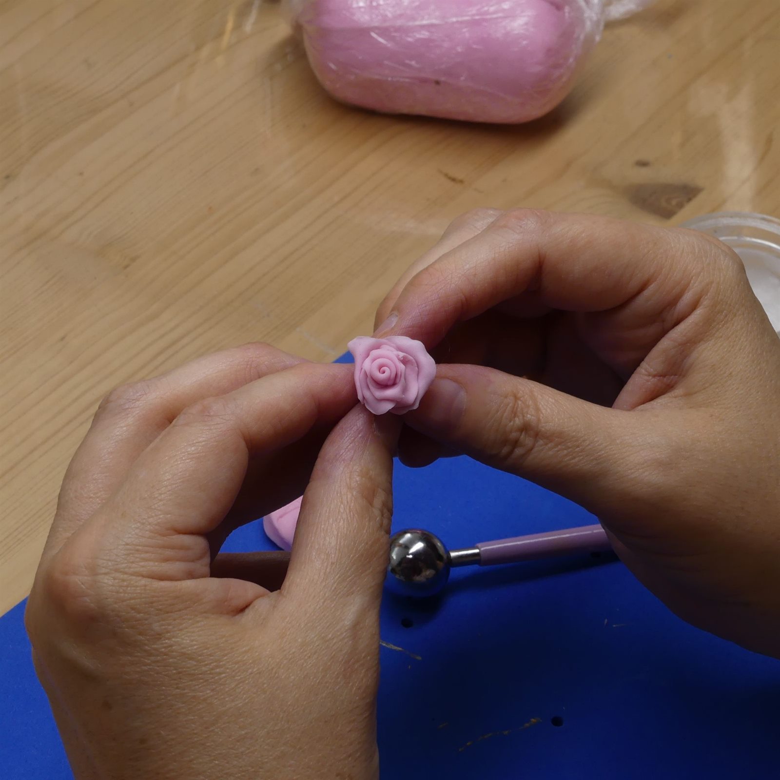 Atelier et outils de modelage en porcelaine froide