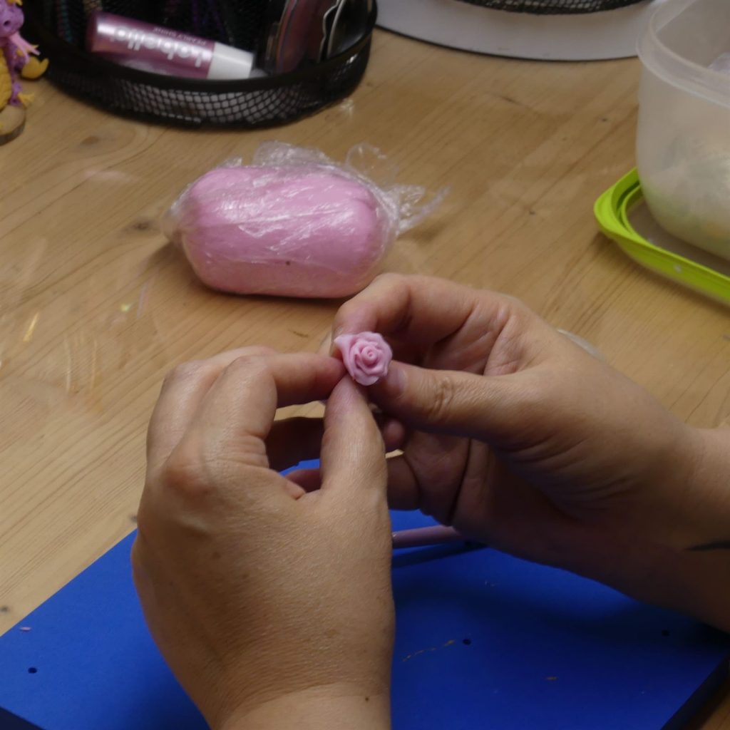 Atelier et outils de modelage en porcelaine froide