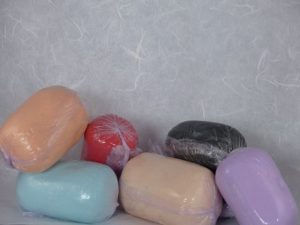 Atelier et outils de modelage en porcelaine froide