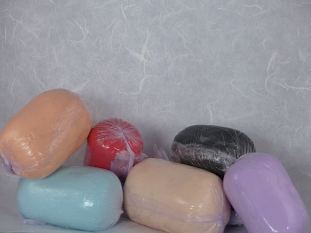 Atelier et outils de modelage en porcelaine froide